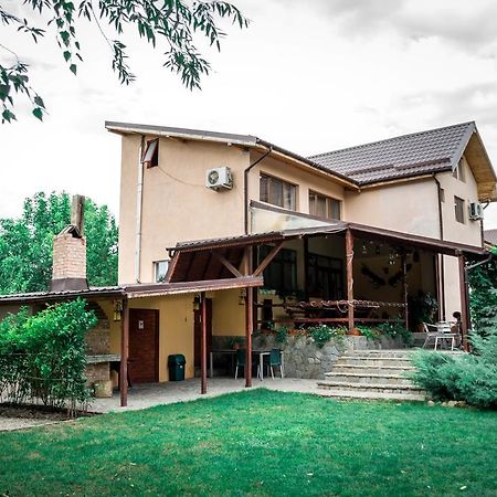 Pensiunea Bujorul Comăna Exterior foto