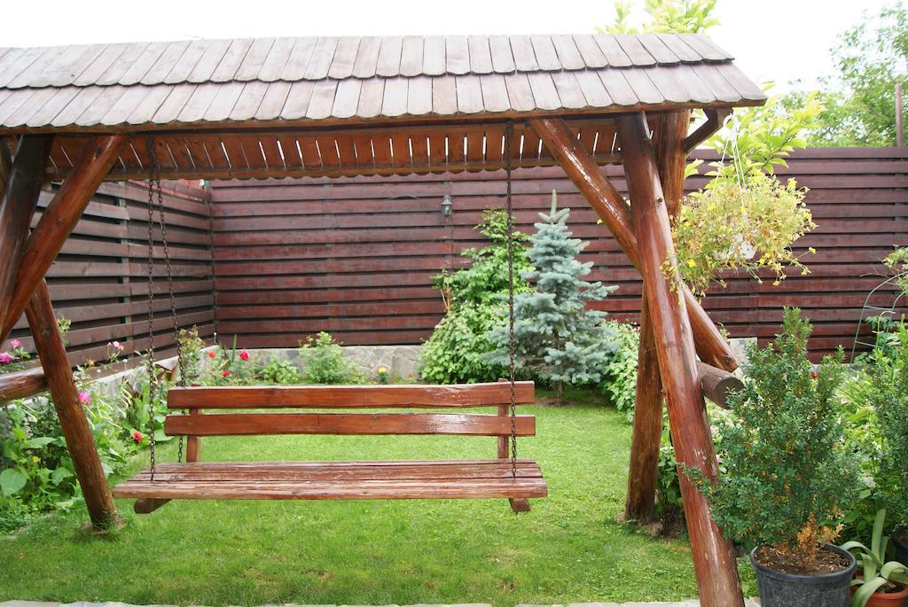 Pensiunea Bujorul Comăna Exterior foto