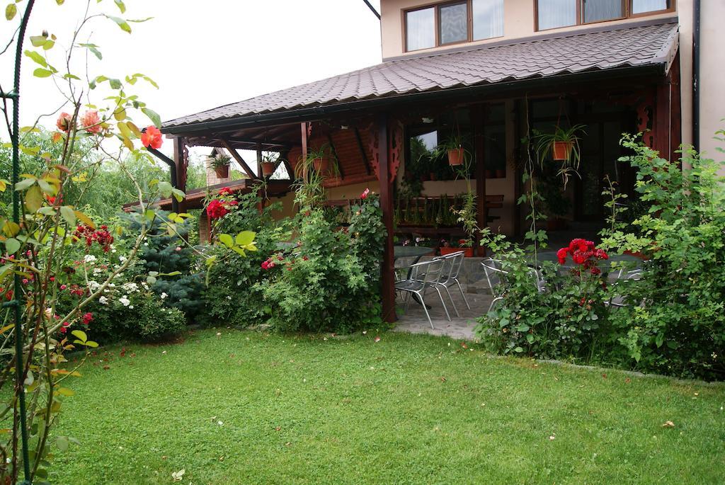 Pensiunea Bujorul Comăna Exterior foto