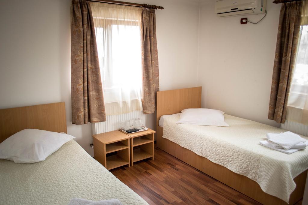 Pensiunea Bujorul Comăna Exterior foto