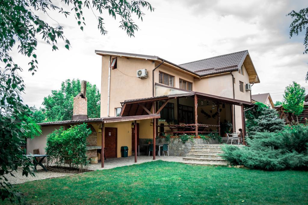 Pensiunea Bujorul Comăna Exterior foto
