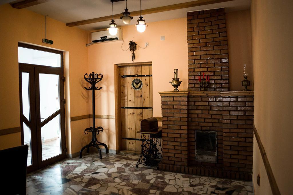 Pensiunea Bujorul Comăna Exterior foto
